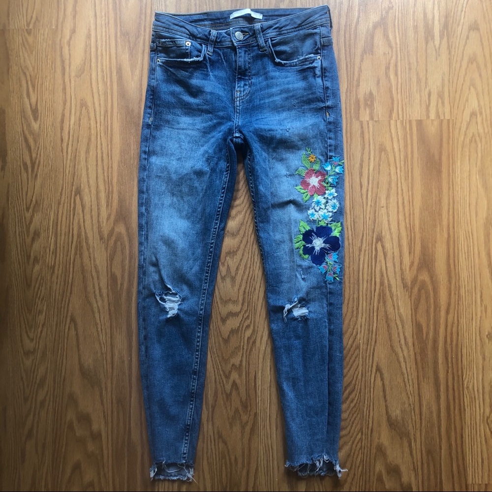 🎉5/$25!!!! 🎉
[Zara] embroidered jeans